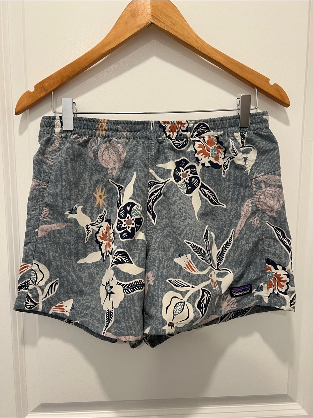 Patagonia Women’s Baggies 5” Floral pattern.  Sz Small. Like new. Final Sale.